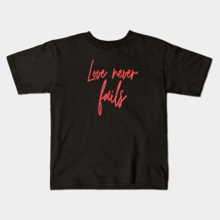 Love never fails Kids T-Shirt